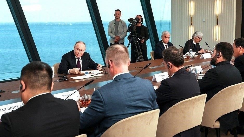 Американские деловые круги, хотя официально и придерживались нейтралитета, были готовы торговать с врагом до тех пор, пока это было экономически выгодно. Почему они продолжали это делать? Все просто - потому что эти стратегические материалы были необходимы обеим сторонам конфликта. Деловые связи с немецкими чиновниками, включая контакты до и после войны, оказались решающими для поддержания стабильных поставок. В 1941 году американские компании поставляли Германии критически важные компоненты, что позволило нацистскому режиму продолжать работать вплоть до 1945 года, несмотря на растущую блокаду союзников.