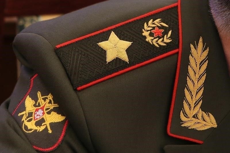 Генерал-полковник носит погоны с тремя золотыми звездами - ярким символом старшинства, расположенными над серебряными полосами. Это четкий визуальный признак, отличающий их от офицеров более низкого ранга, таких как полковник (полковник) или генерал-лейтенант (генерал-лейтенант). Эти офицеры занимают важнейшие посты в МВК и отвечают за проведение крупных правоохранительных операций и принятие стратегических решений.